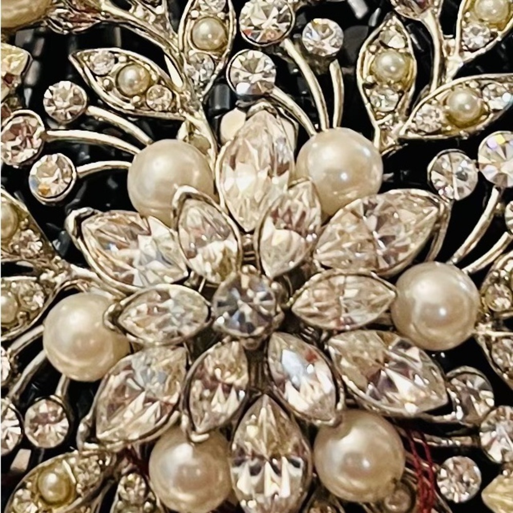 Elegant Silverplated brooch with faux pearls and rhinestones-brand new with tags - Picture 2 of 12